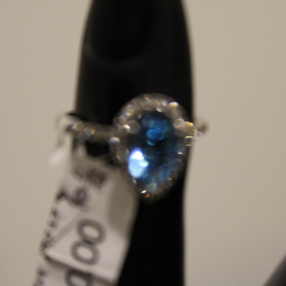 Brand new, beautiful ring with two color Topaz 💍 - Picture 3 of 4